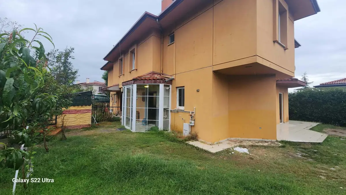 RE/MAX ŞEHİR'DEN AKBAHÇE EVLERİNDE KİRALIK VİLLA