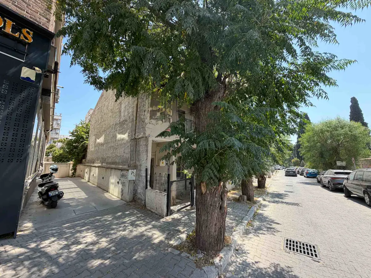 BORNOVA ERZENE MAHALLESI'NDE ŞEHRIN MERKEZINDE SATILIK ARSA