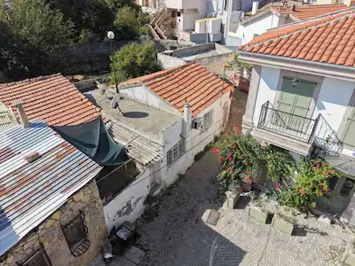 AYVALIK FEVZİPAŞA’NIN KALBİNDE, MERKEZİ KONUMDA KÂGİR EVLİ SATILIK ARSA