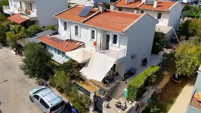 ALÇATI MERKEZ'E YAKIN FULL EŞYALI 3+1 MÜSTAKİL GİRİŞLİ YILLIK KİRALIK VİLLA