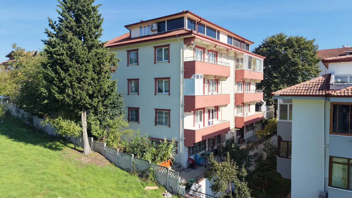 SERDİVAN’IN MERKEZİNDE, SEÇKİN KONUMDA 3+1 135 M² SATILIK DAİRE