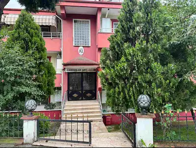 SERDİVAN’IN MERKEZİNDE, SEÇKİN KONUMDA 3+1 135 M² SATILIK DAİRE