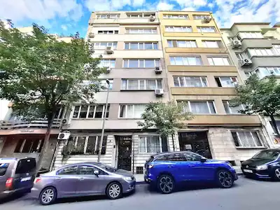 ŞİŞLİ SIRACEVİZLER CADDESİNDE BOMONTİ'YE TOPLU TAŞIMAYA YAKIN SATILIK 2+1 ARA KAT DAİRE