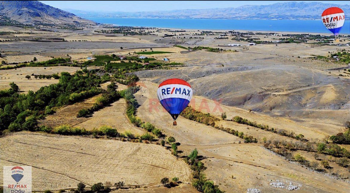 REMAX DOĞUDAN KORUCU KÖYÜNDE SATILIK GÖL MANZARALI TARLA