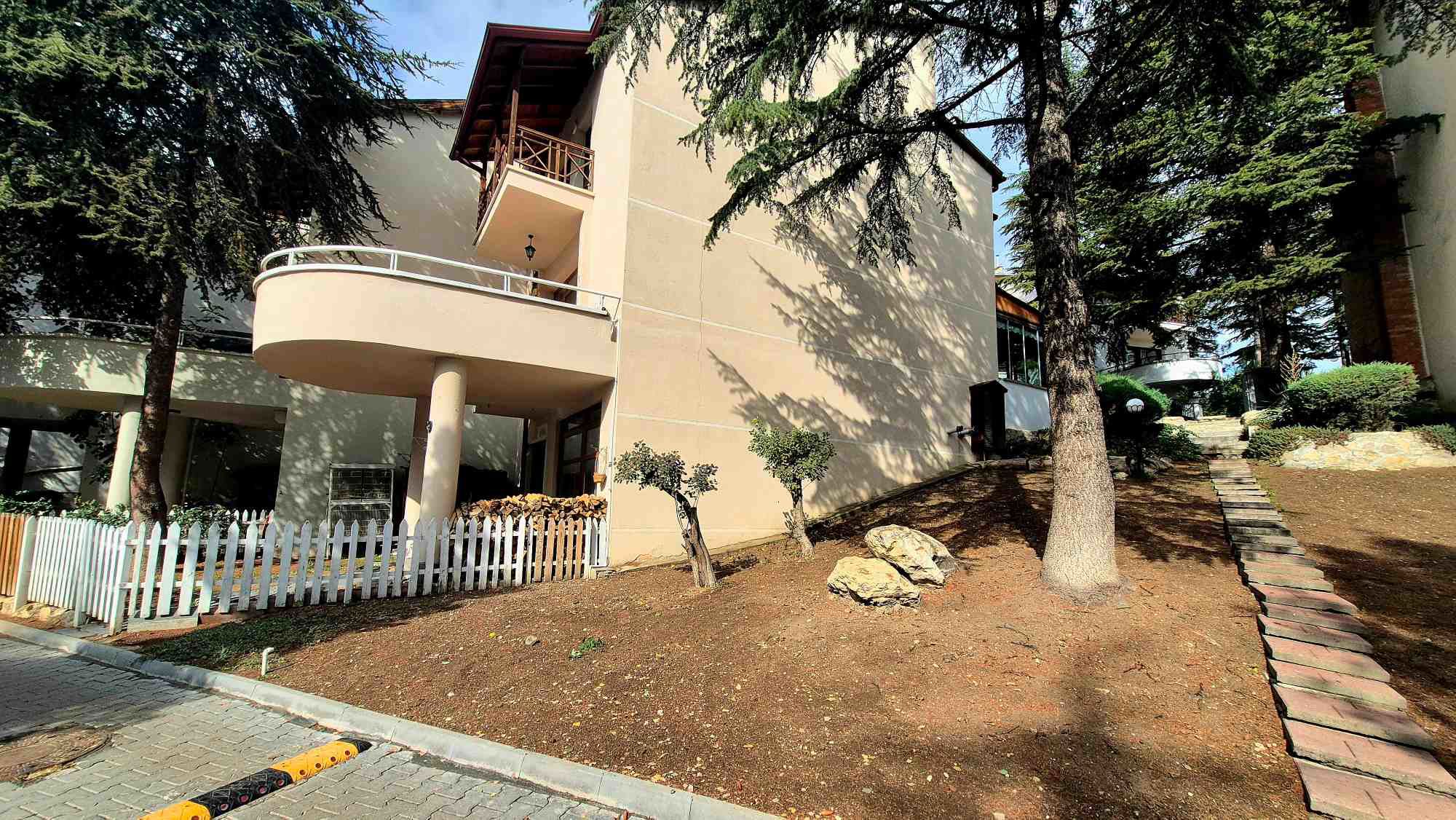 KORU METRO DURAĞINA KOMŞU, BAHÇELİ VE BENZERSİZ KİRALIK EŞYALI DAİRE