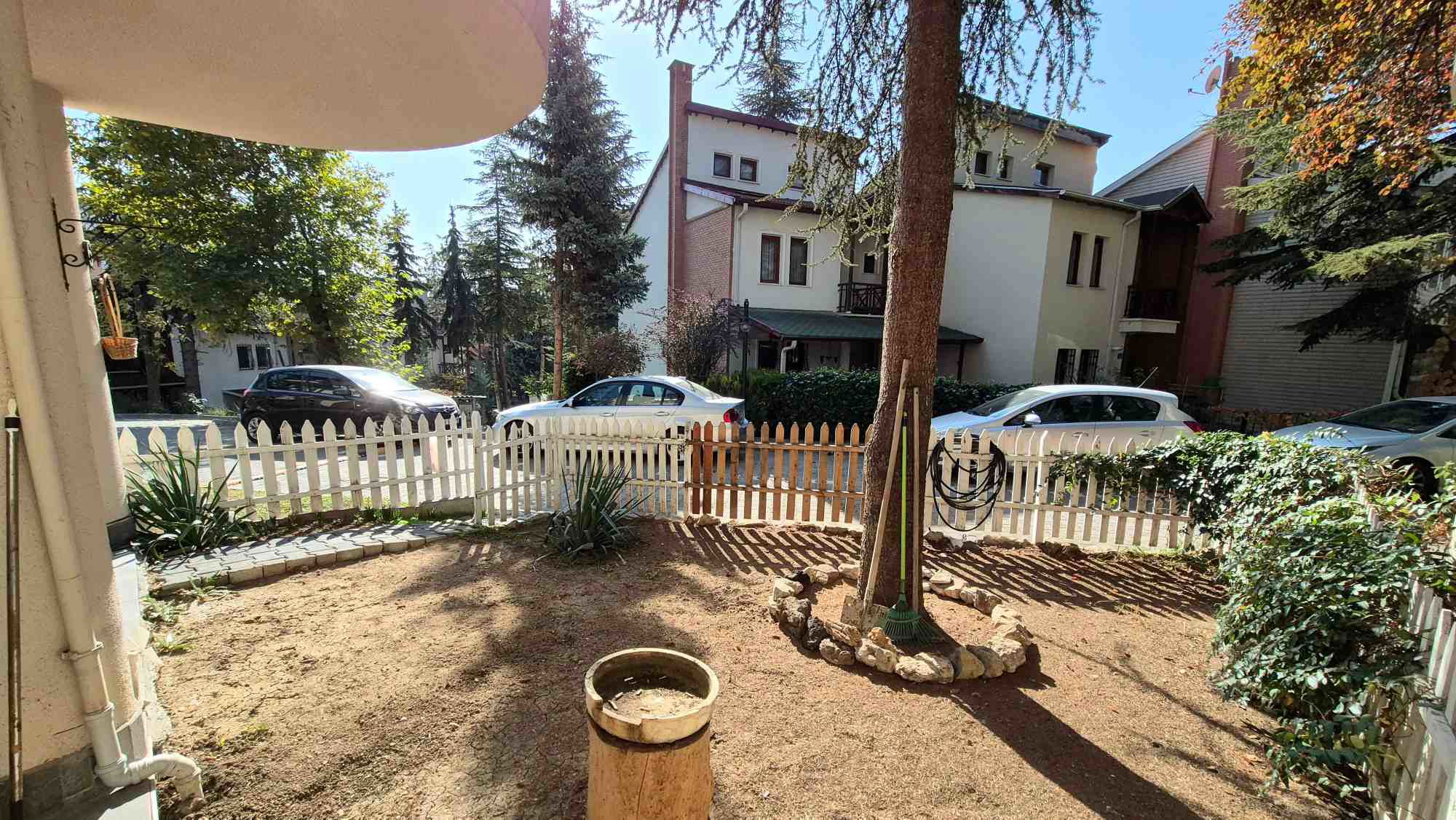 KORU METRO DURAĞINA KOMŞU, BAHÇELİ VE BENZERSİZ KİRALIK EŞYALI DAİRE