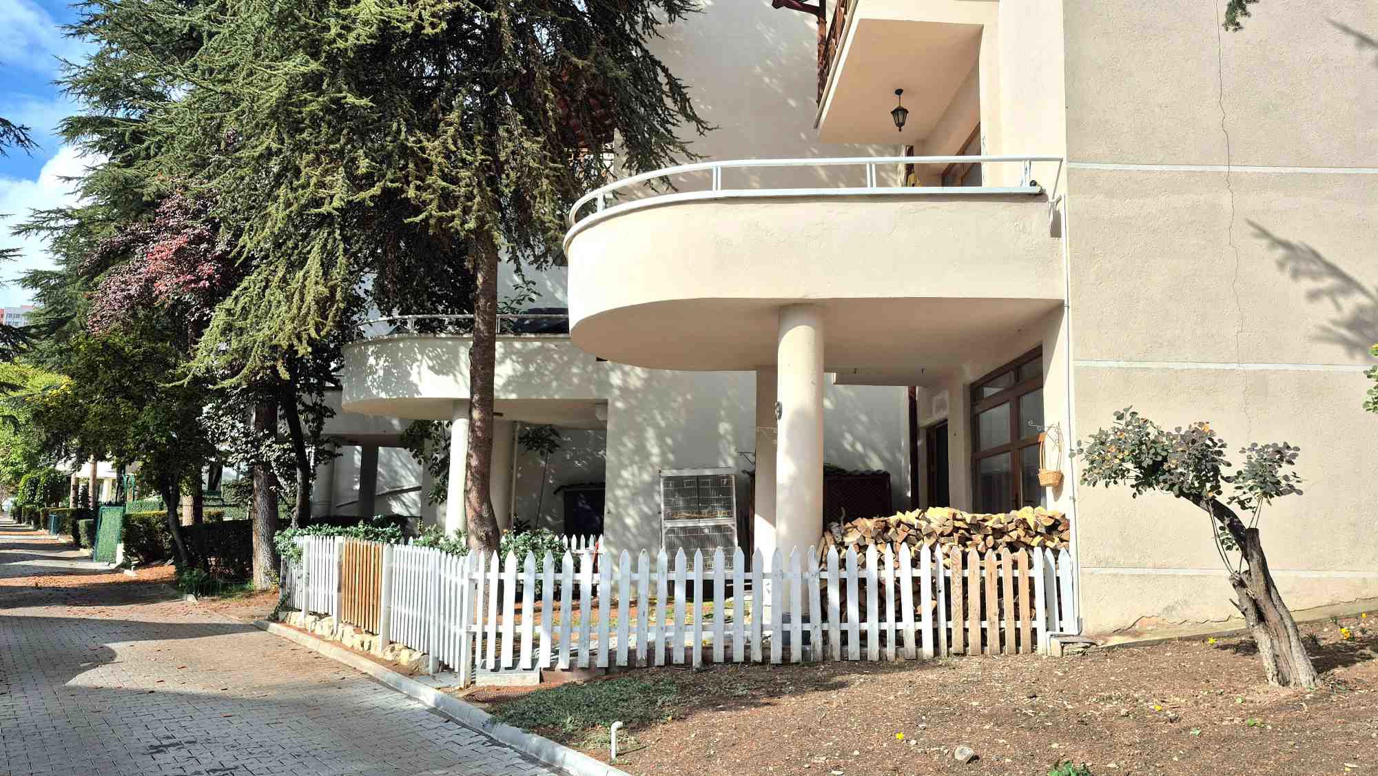 KORU METRO DURAĞINA KOMŞU, BAHÇELİ VE BENZERSİZ KİRALIK EŞYALI DAİRE