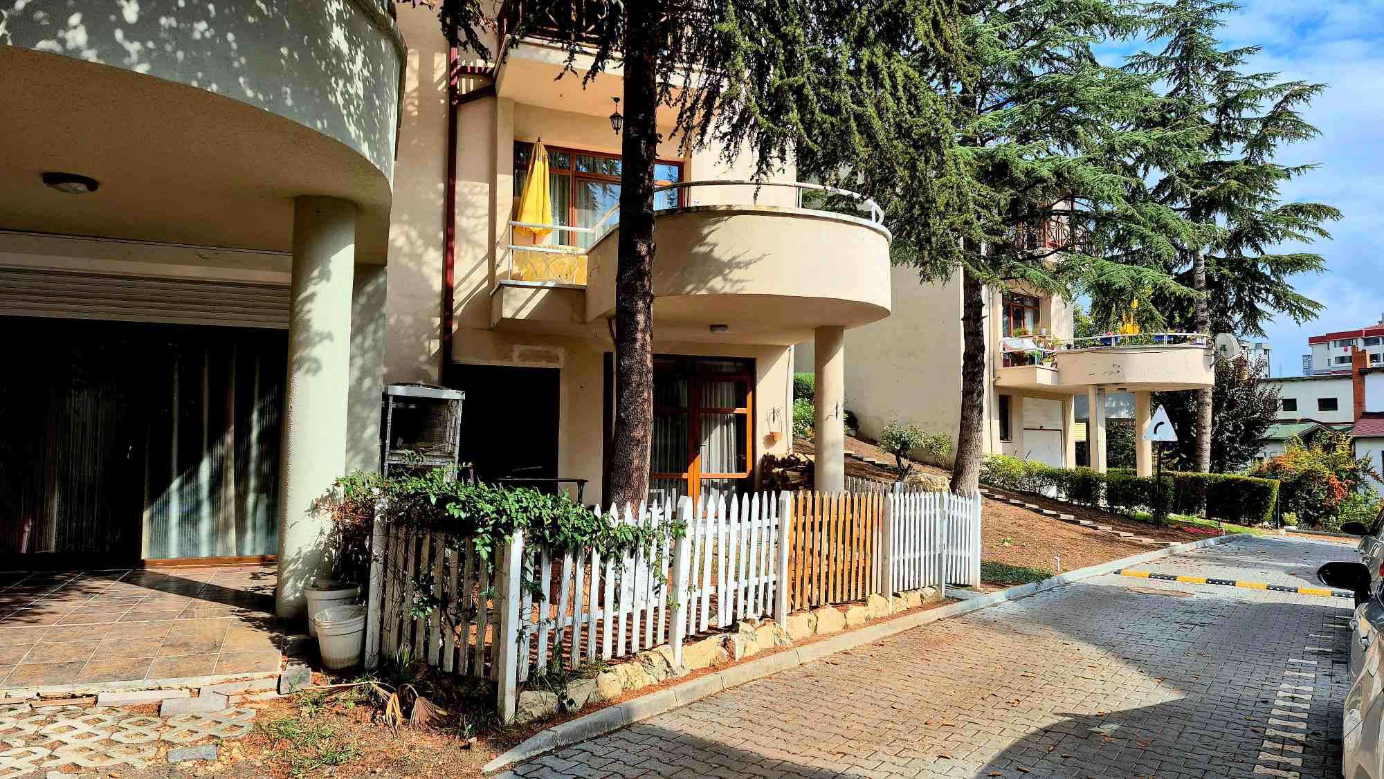 KORU METRO DURAĞINA KOMŞU, BAHÇELİ VE BENZERSİZ KİRALIK EŞYALI DAİRE