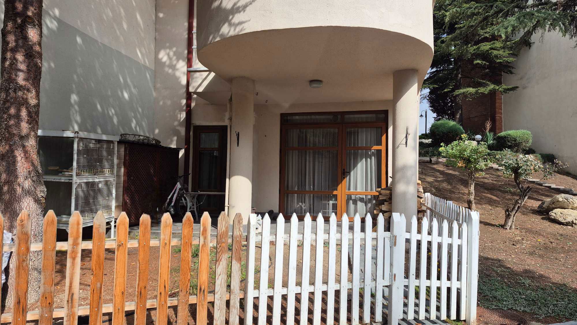 KORU METRO DURAĞINA KOMŞU, BAHÇELİ VE BENZERSİZ KİRALIK EŞYALI DAİRE