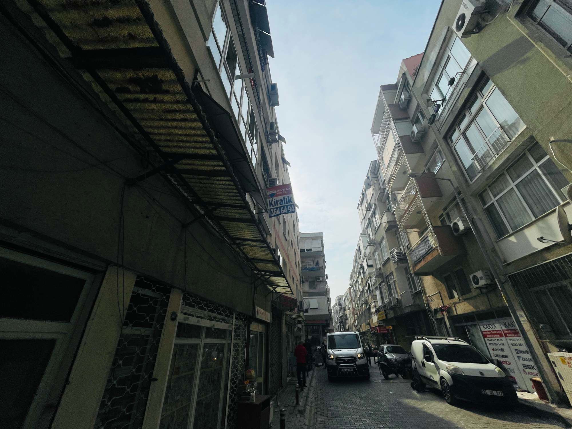 KARŞIYAKA MERKEZI KONUMDA DOĞALGAZLI 2+1 KIRALIK DAIRE 