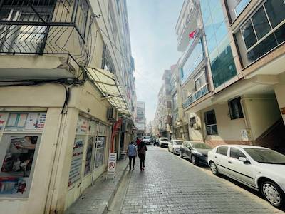 KARŞIYAKA MERKEZI KONUMDA DOĞALGAZLI 2+1 KIRALIK DAIRE 