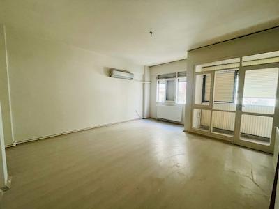 KARŞIYAKA MERKEZI KONUMDA DOĞALGAZLI 2+1 KIRALIK DAIRE 