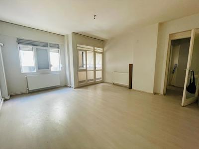 KARŞIYAKA MERKEZI KONUMDA DOĞALGAZLI 2+1 KIRALIK DAIRE 