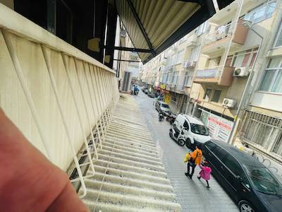 KARŞIYAKA MERKEZI KONUMDA DOĞALGAZLI 2+1 KIRALIK DAIRE 