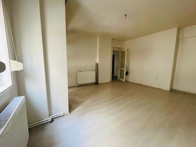 KARŞIYAKA MERKEZI KONUMDA DOĞALGAZLI 2+1 KIRALIK DAIRE 