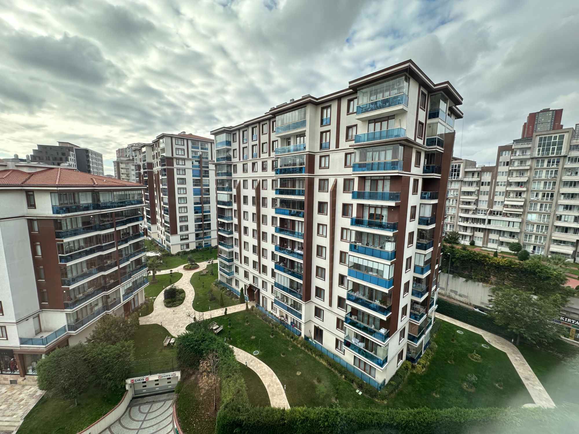STUDİO LİFE SİTESİNDE METROBÜSE YÜRÜME 1+1 SATILIK DAİRE
