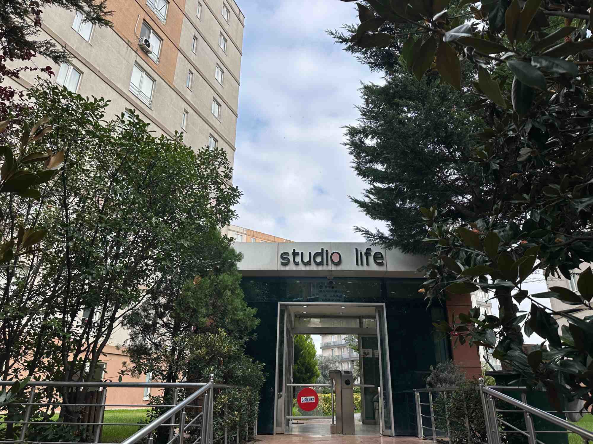 STUDİO LİFE SİTESİNDE METROBÜSE YÜRÜME 1+1 SATILIK DAİRE