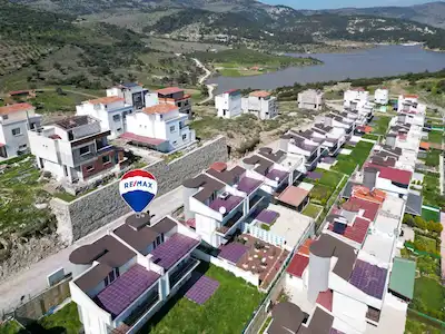 İZMİR ÇANDARLI'DA DENİZ VE DOĞA MANZARALI FIRSAT TRİPLEKS VİLLA
