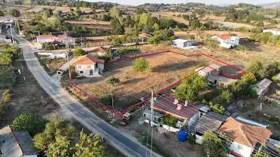 ÇAN BOZGUÇ KÖYÜ'NDE 1.800 M² ARSA İÇERİSİNDE YENİLENMİŞ SATILIK EV