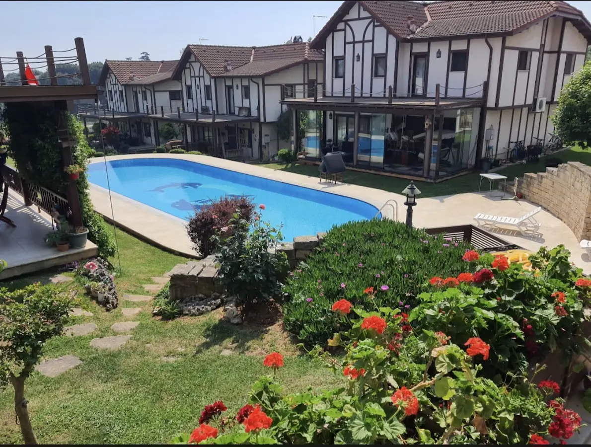 TUZLA SAHİLDE KİRALIK 4+2 TRİPLEKS HAVUZLU VİLLA