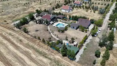 ANKARA RE/MAX LEVEL'DAN *YENİMAHALLE YAKACIK MAHALLESİ KUMBAĞLARI MEVKİİNDE SATILIK TARLA* TOPLA