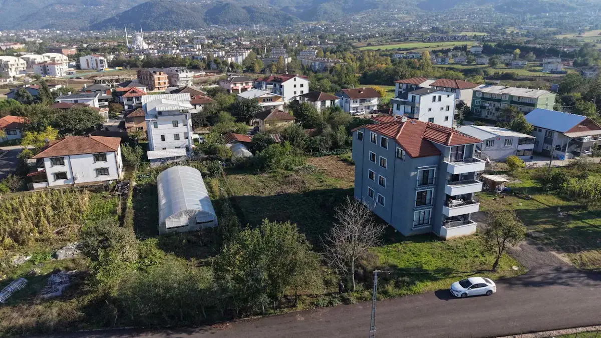 KARTEPE RAHMİYE KONUT-VİLLA  İMARLI SATILIK 666 M² ARSA