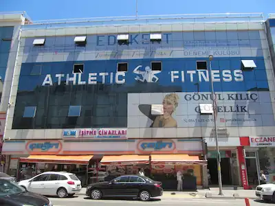 ÇEKMEKÖY ŞAHINBEY CADDESINDE BÜYÜK KIRALIK OFIS KATI