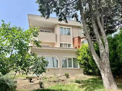 SİNANOBA ÖZLEM SAHİL SİTESİ’NDE TAM DENİZ MANZARALI, GENİŞ BAHÇELİ 6+1 VİLLA