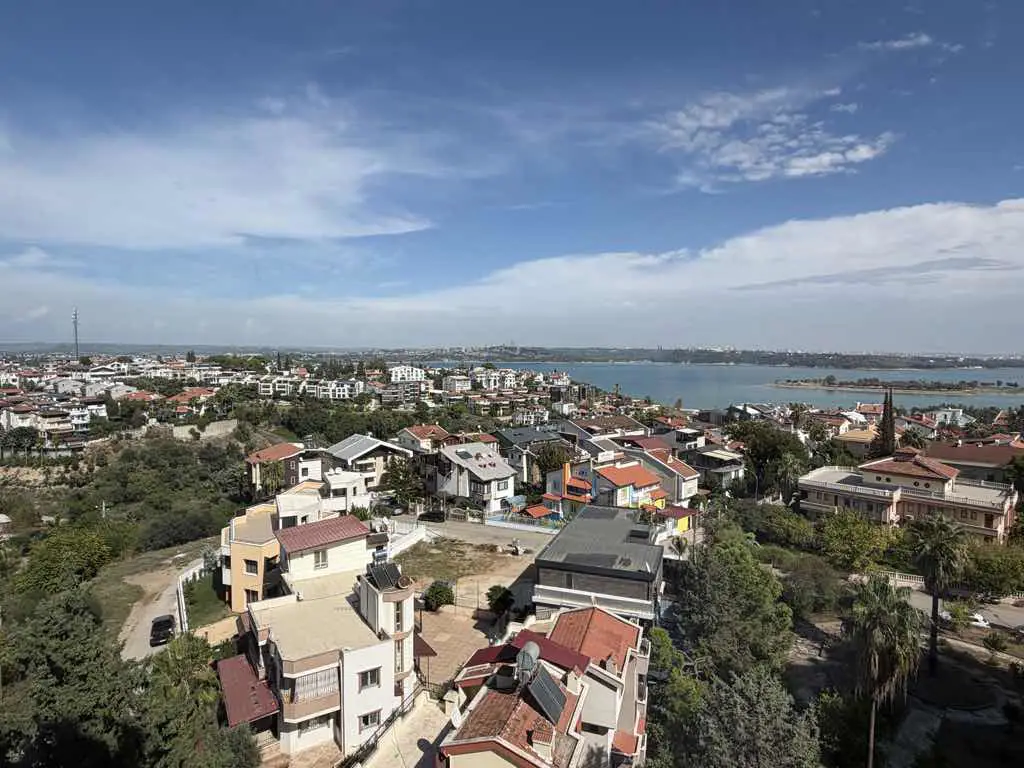 RE/MAX OVA’DAN ÇUKUROVA GÜZELYALI’DA SEYHAN GÖL MANZARALI 4+1