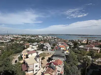 RE/MAX OVA’DAN ÇUKUROVA GÜZELYALI’DA SEYHAN GÖL MANZARALI 4+1