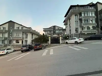 GÖLCÜK TOPÇULAR AZRA 6 SİTESİ’NDE GÜNEY CEPHE, GENİŞ VE FERAH 3+1 ÇATI DUBLEKS