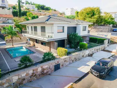 URLA ENCORE GARDENDA DENİZ MANZARALI, GENİŞ BAHÇELİ 4+1 VİLLA