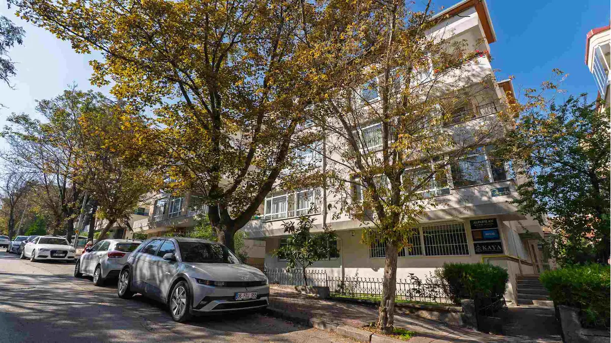 ŞÖLEN SOKAKTA SESSİZ SAKİN 1. KAT 3+1 DAİRE
