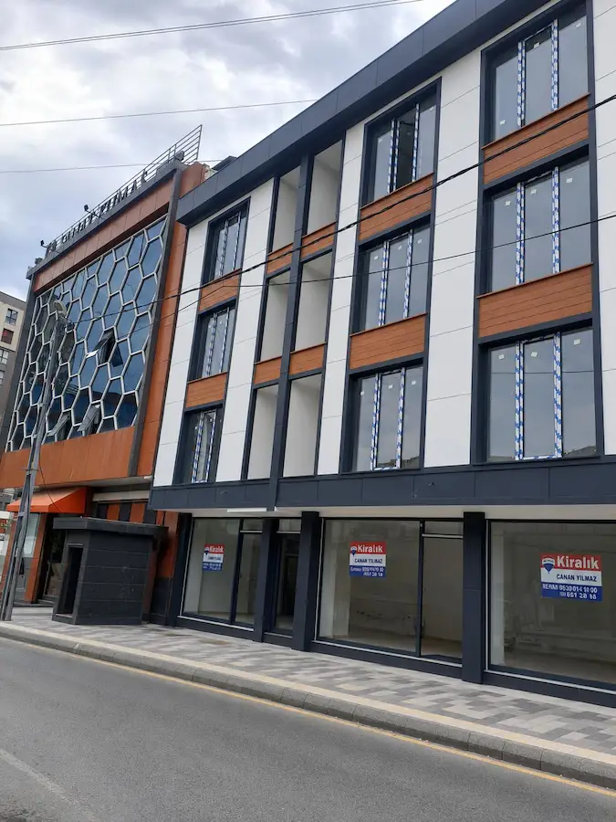 HALKALI MERKEZ'DE KİRALIK DEPOLU CADDE ÜZERİ VİTRİN DÜKKAN
