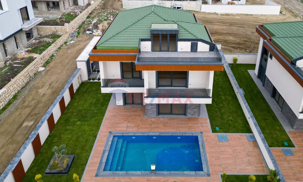 BÜYÜKÇEKMECE KUMBURGAZ GİŞELER'DE SATILIK MÜSTAKİL HAVUZLU VİLLA