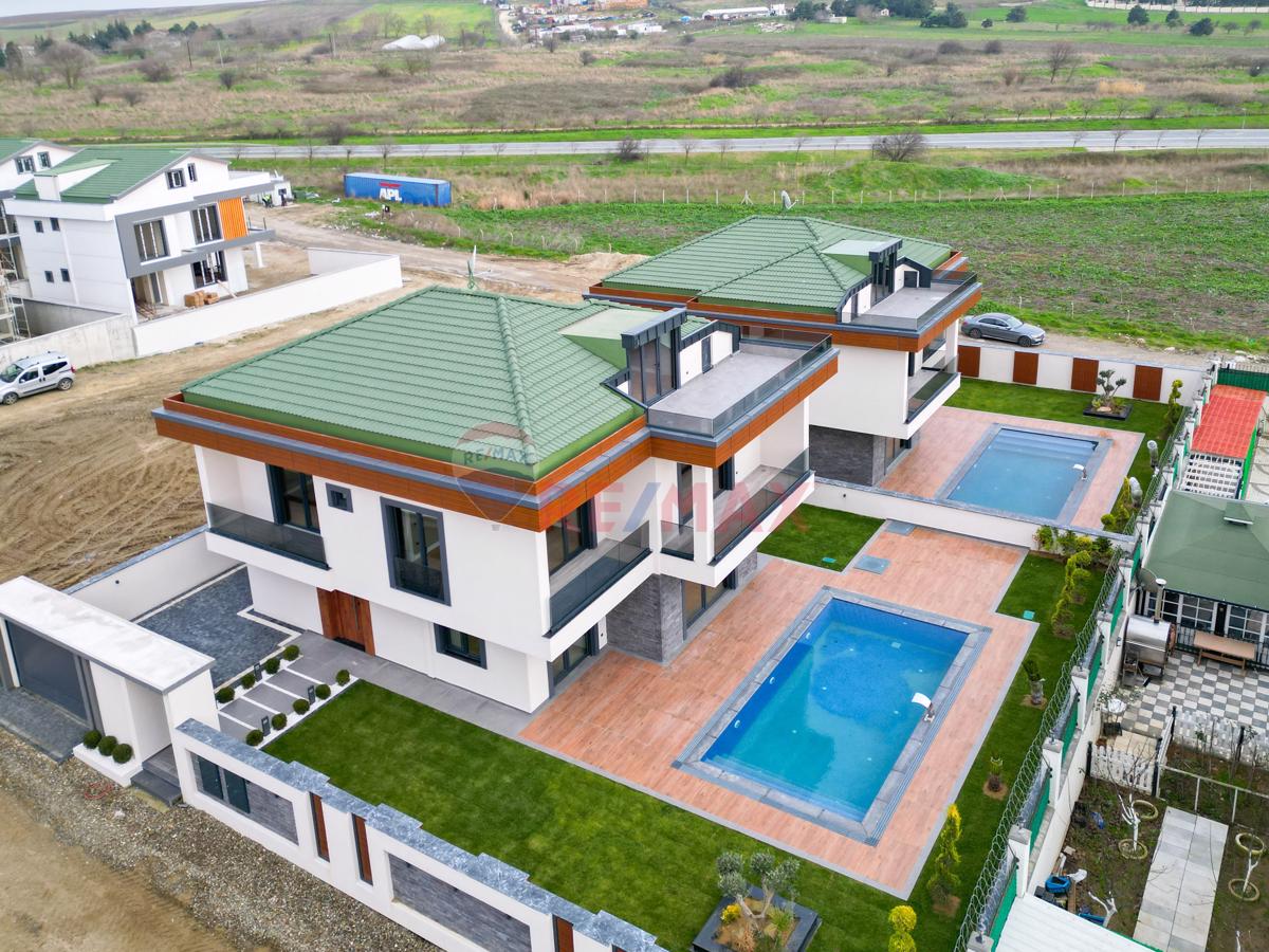 BÜYÜKÇEKMECE KUMBURGAZ GİŞELER'DE SATILIK MÜSTAKİL HAVUZLU VİLLA