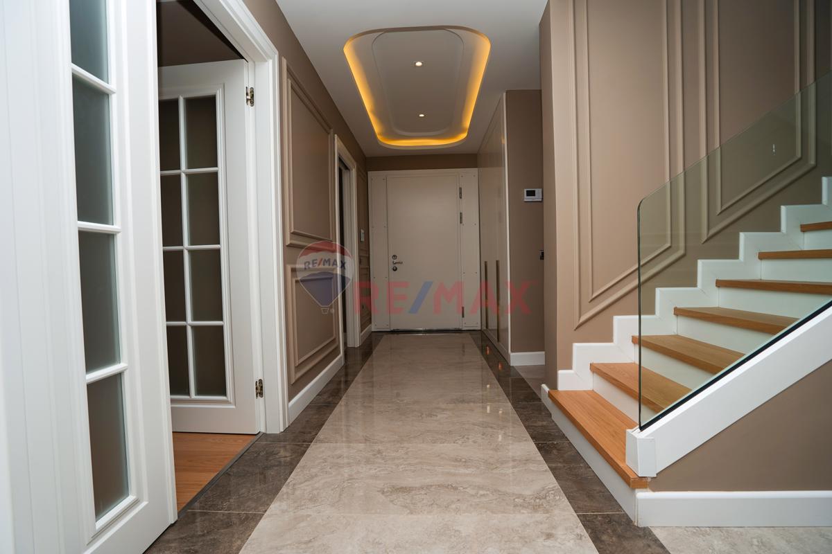 BÜYÜKÇEKMECE KUMBURGAZ GİŞELER'DE SATILIK MÜSTAKİL HAVUZLU VİLLA