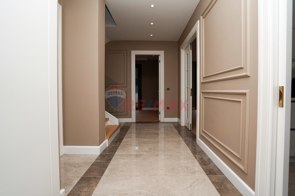 BÜYÜKÇEKMECE KUMBURGAZ GİŞELER'DE SATILIK MÜSTAKİL HAVUZLU VİLLA