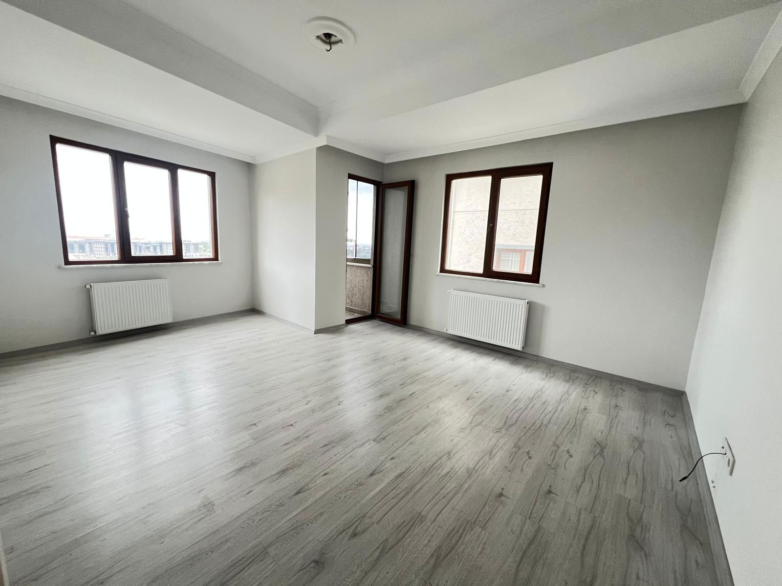 CADDE ÜZERİ ADALAR MANZARALI ARA KATTA FIRSAT DAİRE