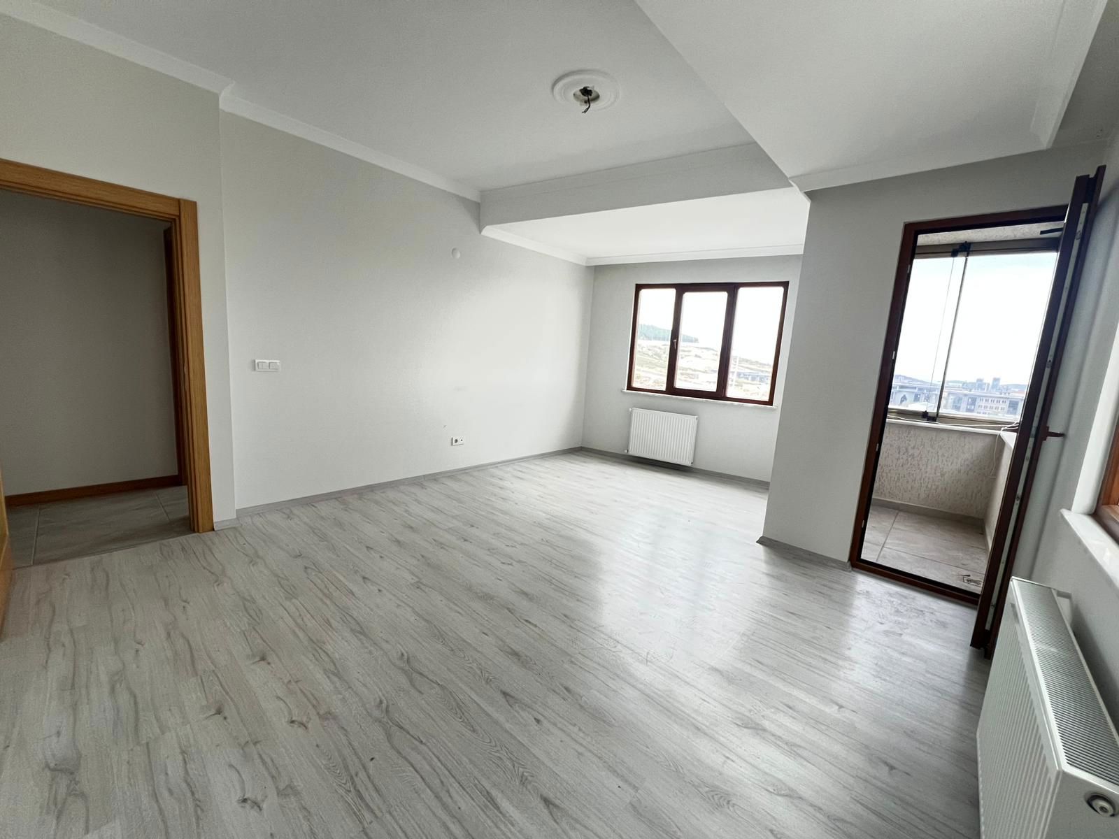 CADDE ÜZERİ ADALAR MANZARALI ARA KATTA FIRSAT DAİRE