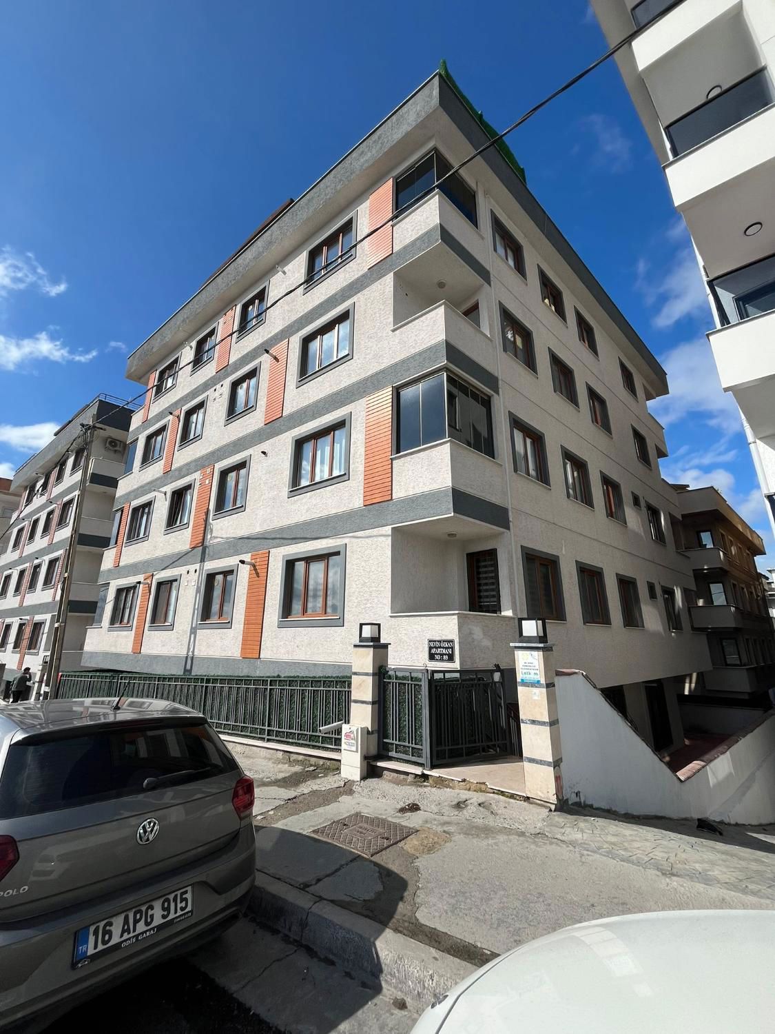 CADDE ÜZERİ ADALAR MANZARALI ARA KATTA FIRSAT DAİRE