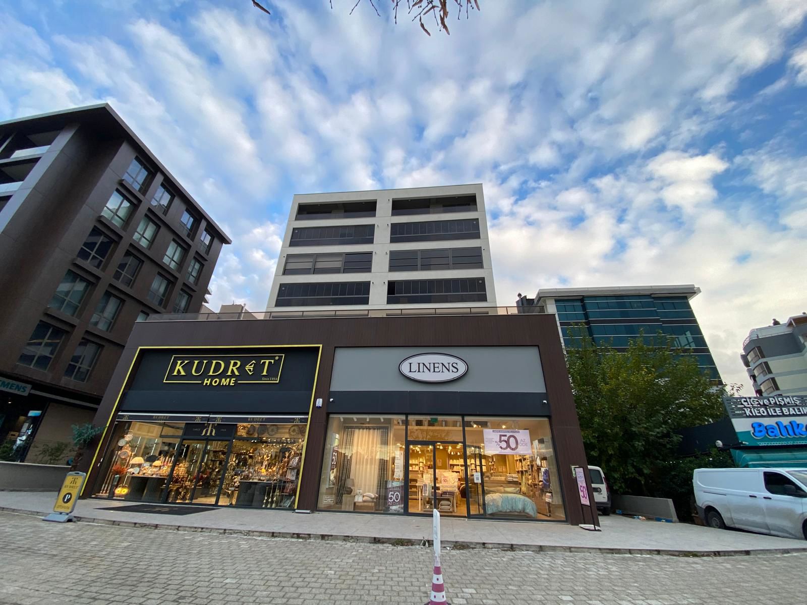 REMAX BEYAZ ÖZLÜCE MERKEZDE SİTE İÇİ 3+1 SATILIK DAİRE