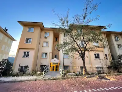 MENEMEN ASARLIK TOKI KONUTLARINDA SATILIK DAIRE ÖNÜ AÇIK ARAKAT