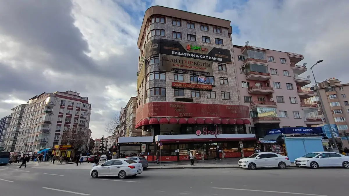 DIKIMEVI METRO ÇIKIŞINDA TABELA DEĞERI YÜKSEK 2+1 SATILIK OFIS