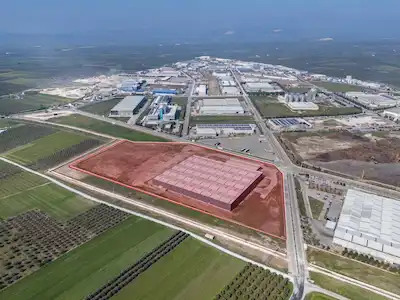 AKHİSAR OSB’DE 76.000 M² ARSA ÜZERİNDE 19.000 M² KAPALI KİRALIK FABRİKA