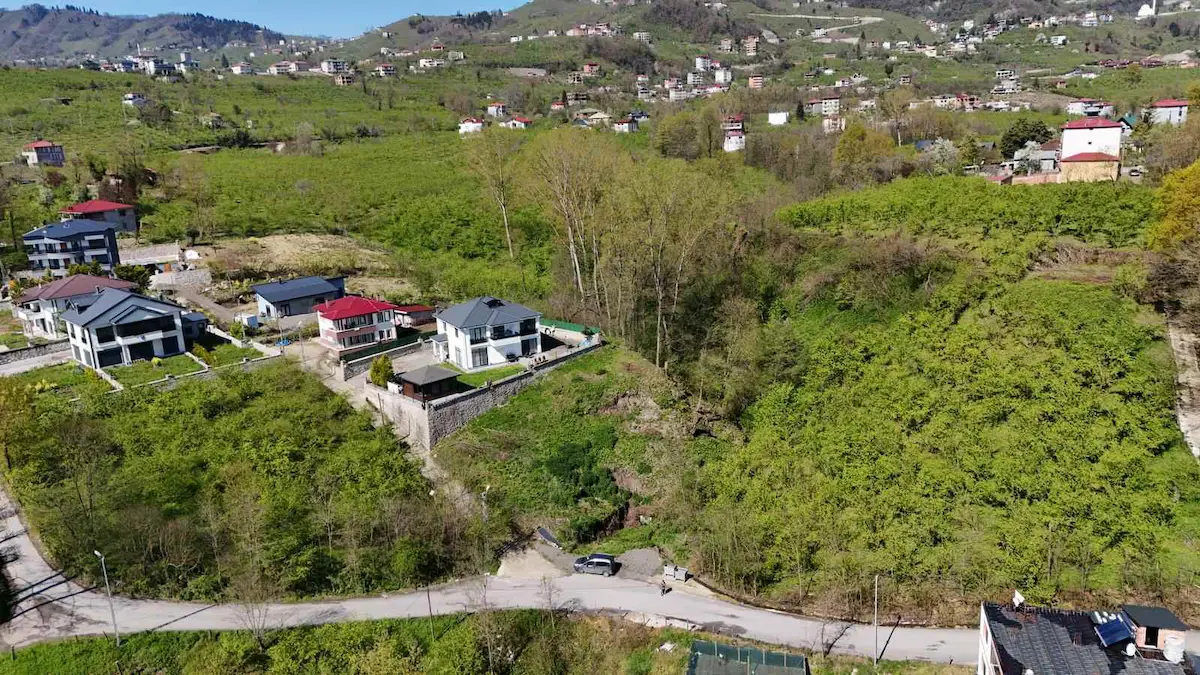 ORTAHİSAR DÜZYURT MAHALLESİ'NDE SATILIK 1069M2 ARAZİ
