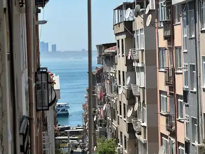 KADIKÖY 'ÜN KALBINDE ULAŞIMIN VE ŞEHRIN TAM MERKEZINDE 2+1 65 M2 SATILIK DAIRE