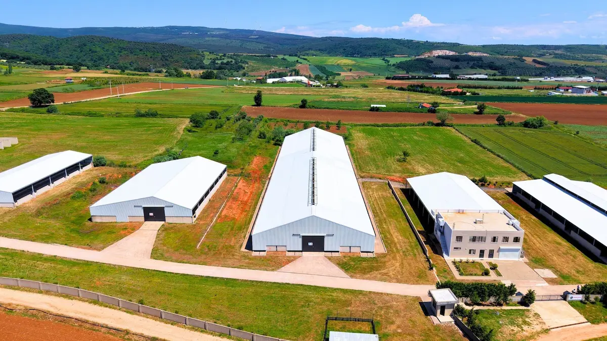 BALIKESİR BANDIRMA’DA AVRUPA STANDARTLARINDA A+ KALİTE RUHSATLI SATILIK ÇİFTLİK TESİSİ