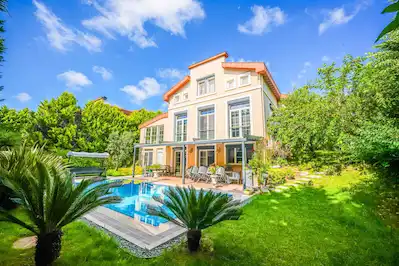 USKUMRUKÖY TEPEORA SİTESİNDE DEKORASYONLU TAM MÜSTAKİL VİLLA