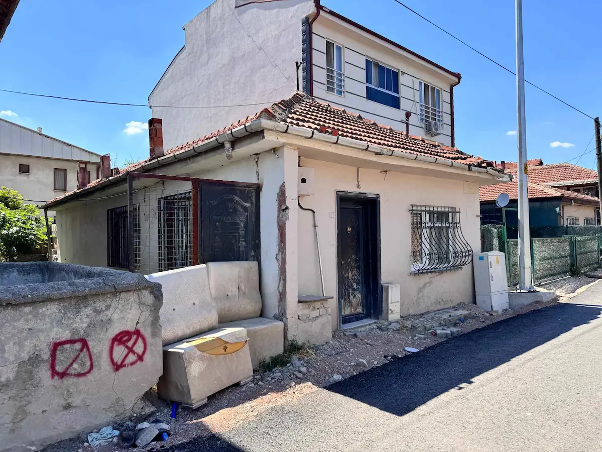 HACIOĞLU MAH. 1. MESLEK ARKASI 131 M² BITIŞIK 3 KAT İMARLI ARSA